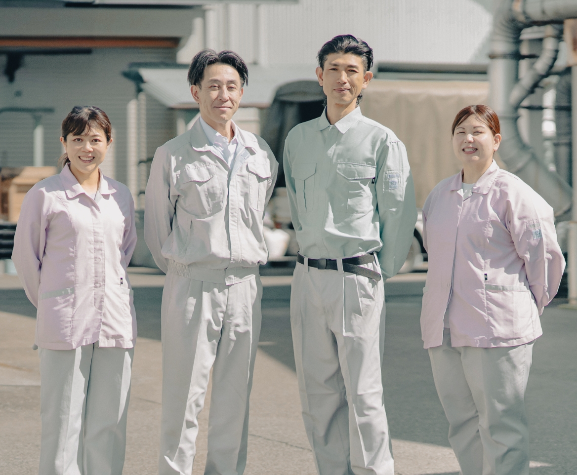 共立紡機で働く4人のスタッフ