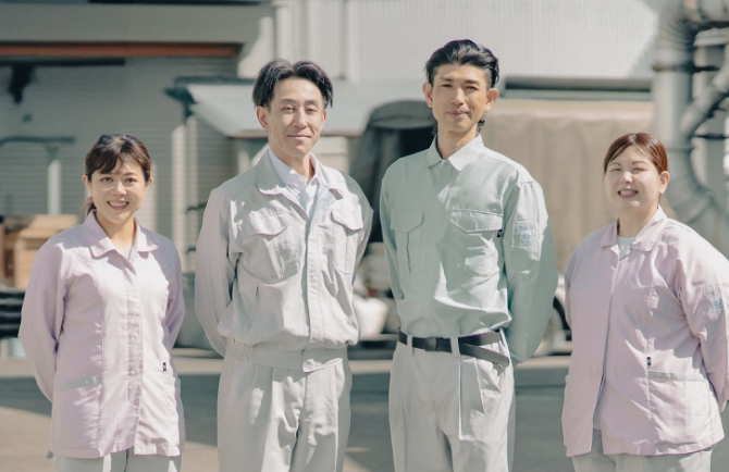 共立紡機で働く4人のスタッフ