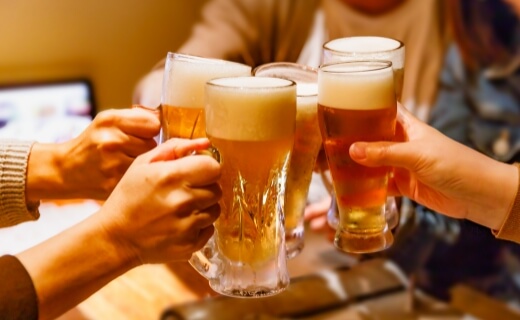ビールで乾杯する人たち