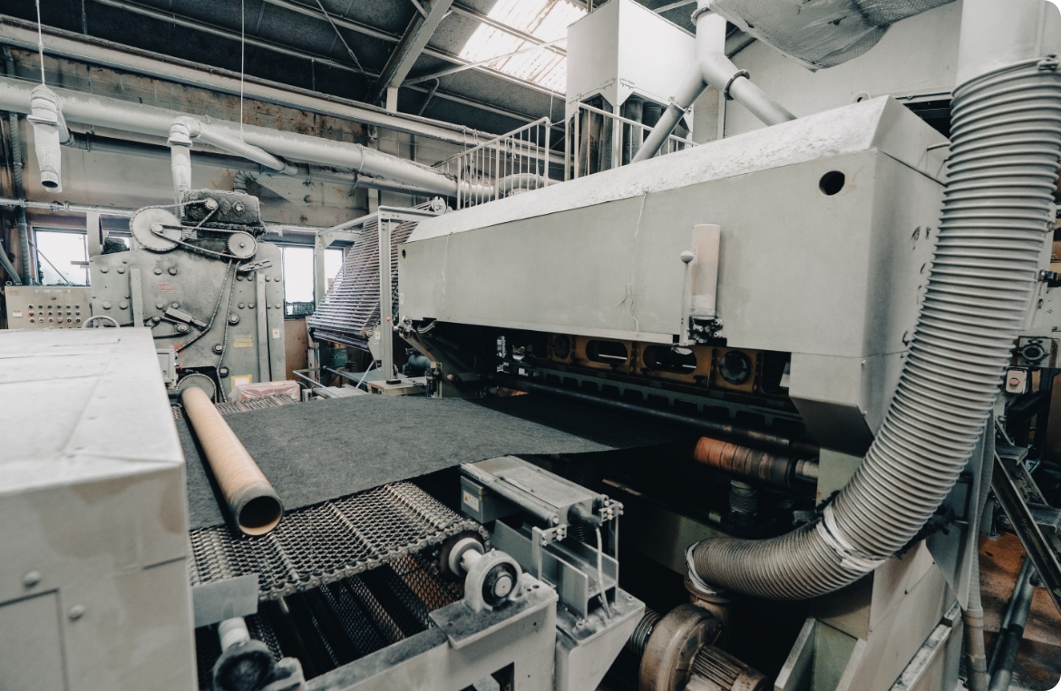 活性炭繊維のシートを製造する機械