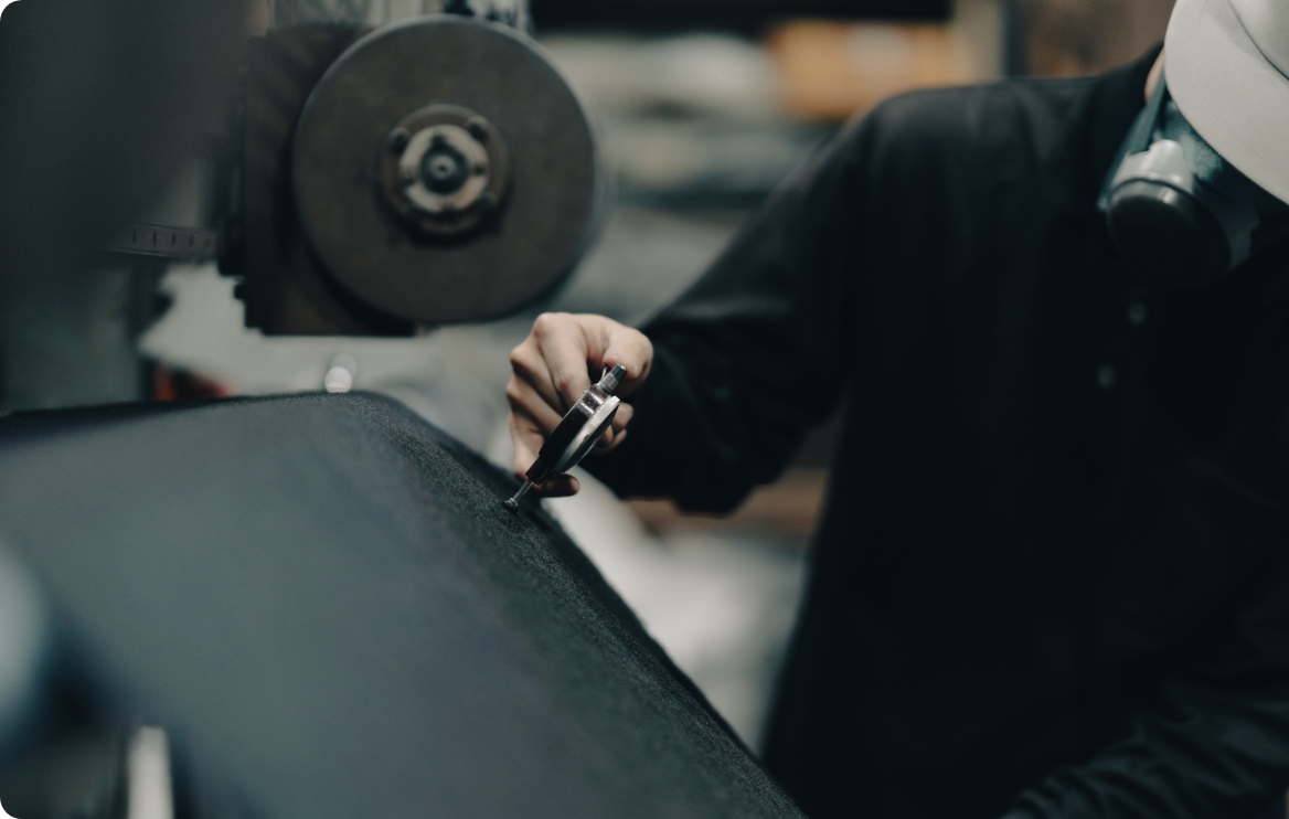 シートを検査しているスタッフ