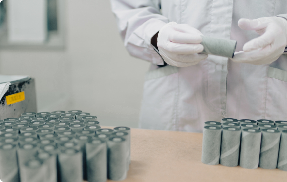 製品を目視するスタッフ